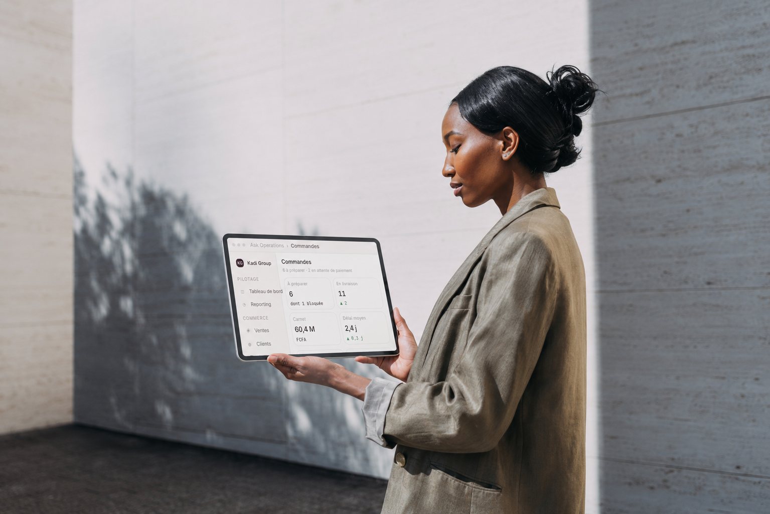 Une responsable des opérations consulte le module Commandes d'Jena Operations sur une tablette.